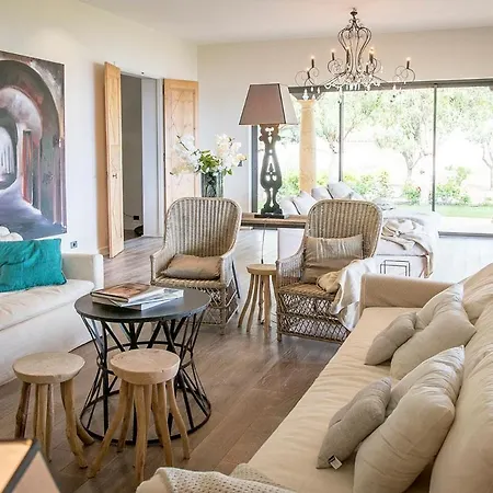Villa Sleeps 12 With Pool And Air Con