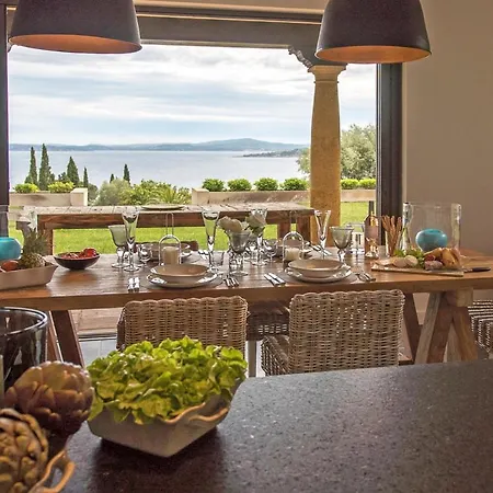 Sleeps 12 With Pool And Air Con Villa Les Issambres