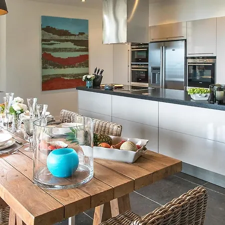 Villa Sleeps 12 With Pool And Air Con *