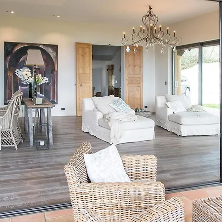 Villa Sleeps 12 With Pool And Air Con