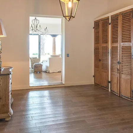 Villa Sleeps 12 With Pool And Air Con