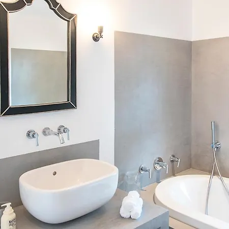 Sleeps 12 With Pool And Air Con